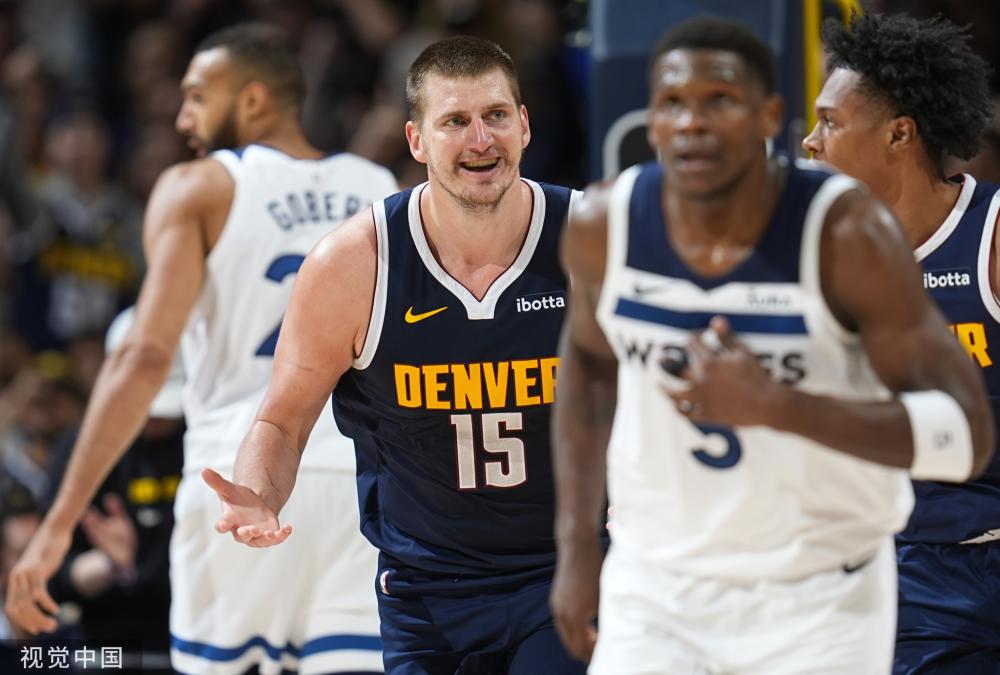 她是球队场 她是球队场