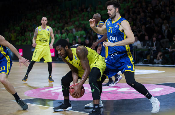 牵制和防守 牵制和防守